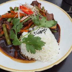 Lu Vietnamese Cuisine - Bo sot meK  Rindersteakstreifen geschwenkt in Tamarindensauce mit Zucchini, Buschbohnen, Karotten