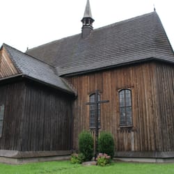 Kościół Narodzenia Pańskiego i św. Bartłomieja Apostoła - Zabytkowy modrzewiowy kościół