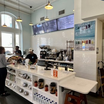 Meraki Juice Kitchen - customers at the counter - Gluten-Free Near Me - West Palm Beach, Florida Meraki Juice Kitchen - customers at the counter - Gluten-Free Near Me - West Palm Beach, Florida