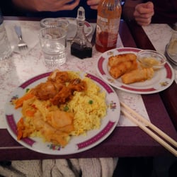 Chez Yang 878 - Repas de ce jeudi : 3 nems (1 porc, 1 poulet, 1 crevette) avec une assiette de riz au curry avec poulet croustillant et poulet curry.