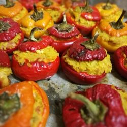 Enoteca Fabbrica - Peperoni ripieni con riso alla curcuma e zafferano