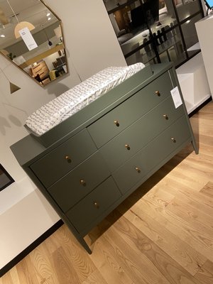 Crate & Barrel by null