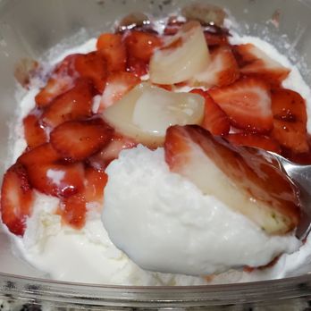 MandRo Teahouse - Spoon full of the Strawberry Bingsoo - Bubble Tea Near Me - Davis, California