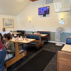Mrs. K's Motel and Restaurant - Was told to sit down and there was no where to sit down