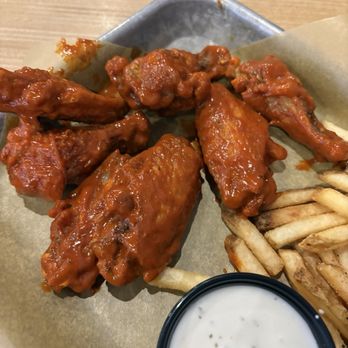 Buffalo Wild Wings - Yes they gave 7 dried wings - American Near Me - Buena Park, California
