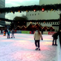 DEG-Winterwelt - Läufer auf dem Eis.
