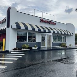 Steak ’n Shake - Outside