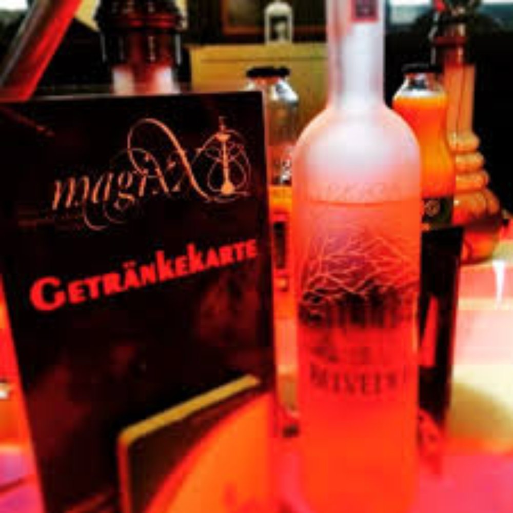 Why Do Decision Makers (Not) Use AI? A Cross-Domain Analysis of Factors  Impacting AI Adoption, image size:1000x1000