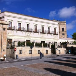 NH Palacio de Castellanos - The front of the hotel.