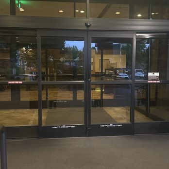 DoubleTree by Hilton Hotel Seattle Airport - Front door - Hotels Near Me - Seattle, Washington