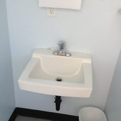 Mountain View RV Park - Sink in shower area