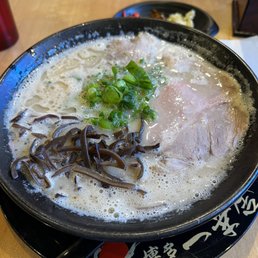 Signature Tonkotsu 博多豚骨ラーメン