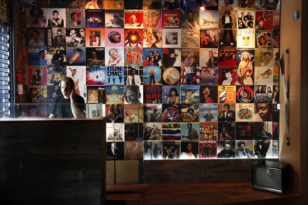 Mo's Bar & Lounge by null