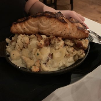 Sturbridge Porterhouse - Mac&cheese with bacon and salmon. Delicious! - American Near Me - Sturbridge, Massachusetts