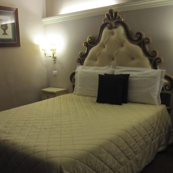 I Quattro Poeti - comfy bed with less comfy pillows - Bed & Breakfast Near Me - Florence, FI
