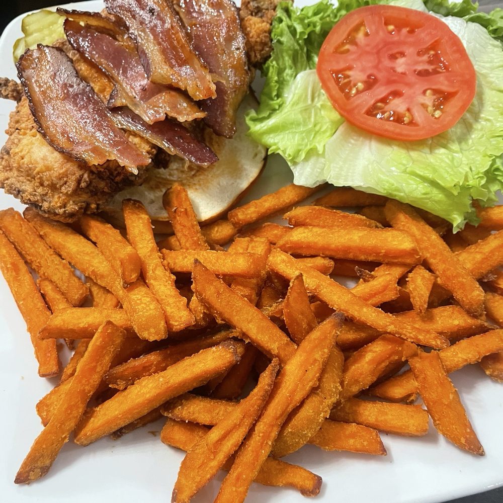 Bacon cheeseburger with sweet potato fries Bacon cheeseburger with sweet potato fries