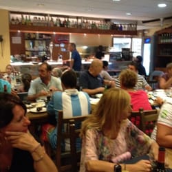Tabare - De cena con el grupo comiendo una parrillada