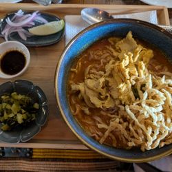 Kub Kao - Kha soi (Curry noodles)