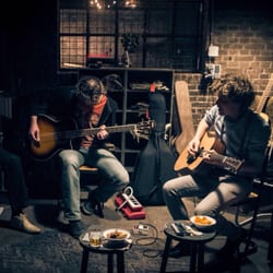 De Smederij - "Music around the fireplace" Singer-songwriter avond bij Cobra Coffee