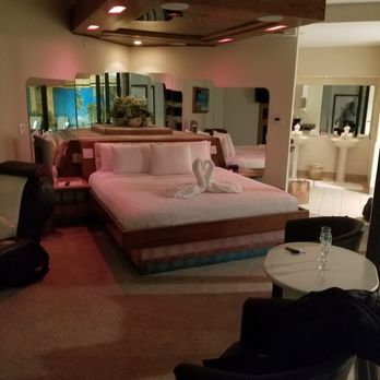 Sybaris Pool Suites - Hotels Near Me - Indianapolis, Indiana