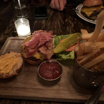 White Oak Tavern - $21 Bacon Cheeseburger - New American Near Me - New York, New York