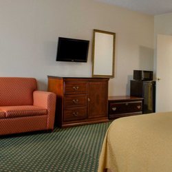 Econo Lodge Inn & Suites
