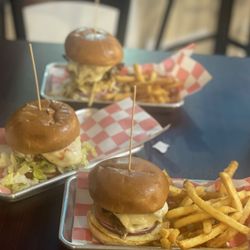 Trino - Chicken sandwich, Cheeseburger and Picanha burger.