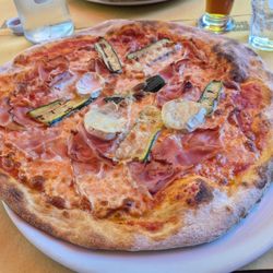 Charlie Chaplin - Pizza with mozzarella, tomato sauce, grilled zucchini, raw ham, and goat cheese