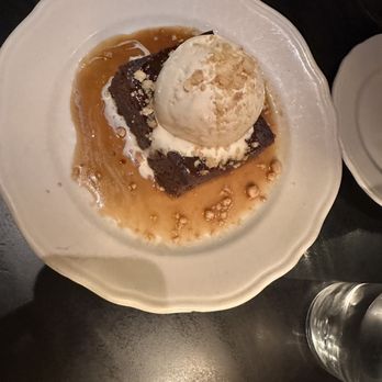 Trivoli Tavern - Sticky Date Cake - American Near Me - Chicago, Illinois Trivoli Tavern - Sticky Date Cake - American Near Me - Chicago, Illinois