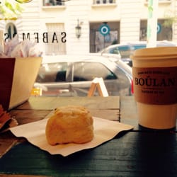 Boûlan - Decaf latte y scon con pasas