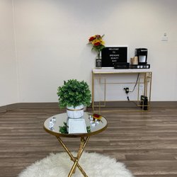 Brenda's beauty bar - It's the entrance of salon. I feel like this is the place. It's clean and smells good.