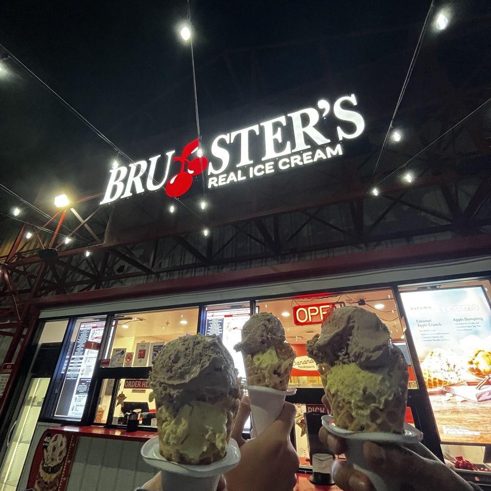 Bruster's Real Ice Cream - Double scoop: southern banana pudding and chocolate peanut butter - Ice Cream & Frozen Yogurt Near Me - La Mesa, California