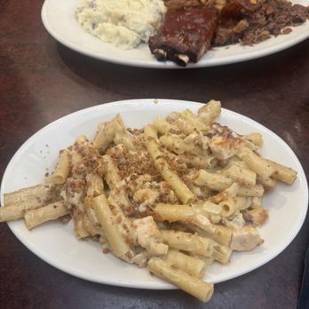 Zingerman's Roadhouse - Small fried chicken mac and cheese (roadhouse combo platter in the back) - American Near Me - Ann Arbor, Michigan Zingerman's Roadhouse - Small fried chicken mac and cheese (roadhouse combo platter in the back) - American Near Me - Ann Arbor, Michigan