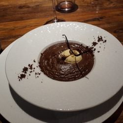 Au Puits des Saveurs - Le soufflé chaud facon mousse au chocolat et sa glace vanille excellent