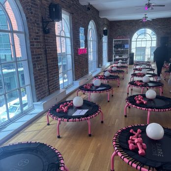 Barre Groove - Back part of class - Barre Classes Near Me - Boston, Massachusetts