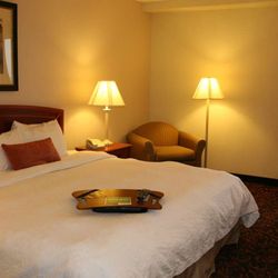 Hampton Inn Woodbridge - Guest room