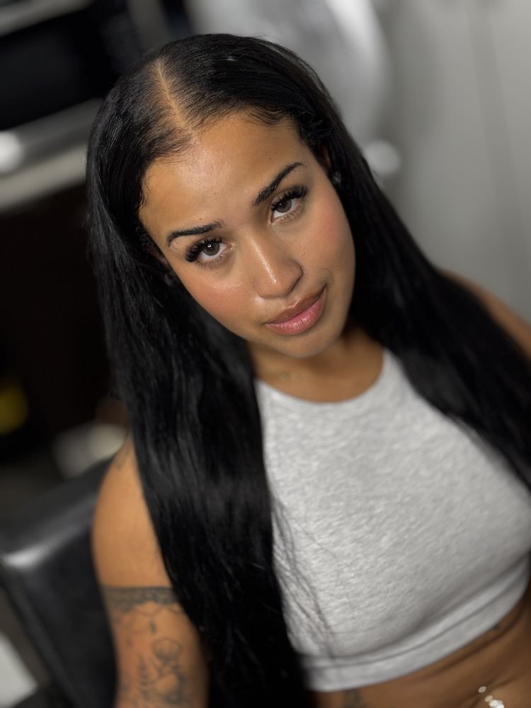 Bussin' Bundles & Hair Service Logo