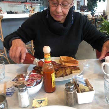 Metro Cafe - Farewell bfast with my mom - American Near Me - El Segundo, California