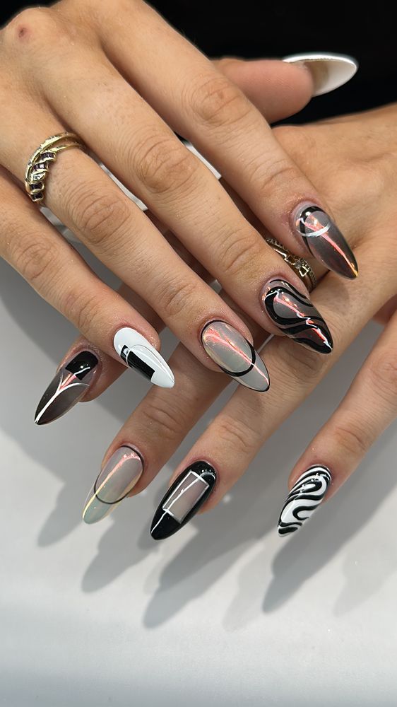 Suave's Nails Logo