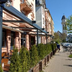 Troja - Terrasse und Blick auf Markuskirche
