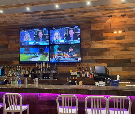 Madhouse Sports Bar & Grill by null