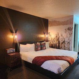 Campfire Hotel - We swore one of the guys on our wallpaper was Jeremy Renner and another Woody Harrelson - Hotels Near Me - Bend, Oregon