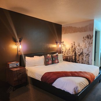 Campfire Hotel - We swore one of the guys on our wallpaper was Jeremy Renner and another Woody Harrelson - Hotels Near Me - Bend, Oregon Campfire Hotel - We swore one of the guys on our wallpaper was Jeremy Renner and another Woody Harrelson - Hotels Near Me - Bend, Oregon