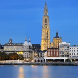 Schipperskwartier - De prachtige skyline van de oude stad, gezien vanaf de Linkeroever