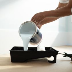 New York Paint & Hardware Yorkville - Regal Select, Pouring Paint