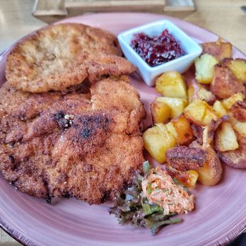 Graf 19 - Wiener Schnitzel mit Bratkartoffeln und Wildpreisebeeren (22,90 €) - German Near Me - Frankfurt, HE Graf 19 - Wiener Schnitzel mit Bratkartoffeln und Wildpreisebeeren (22,90 €) - German Near Me - Frankfurt, HE
