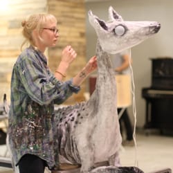 Prosjektskolen - Elisabeth Samstad arbeider på en skulptur i forkant av Kunstforums femårsjubileum på Prosjektskolen Kunstskole