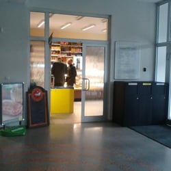 Kantýna PEF - Bufet PEF u hlavního vchodu do fakulty.