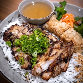 Pho Anh Vu - BÚN GÀ NƯỚNG, CHẢ GIÒ
Grilled Chicken & Spring Rolls w/ vermicelli Noodles - Vietnamese Near Me - Whitby, Ontario Pho Anh Vu - BÚN GÀ NƯỚNG, CHẢ GIÒ
Grilled Chicken & Spring Rolls w/ vermicelli Noodles - Vietnamese Near Me - Whitby, Ontario