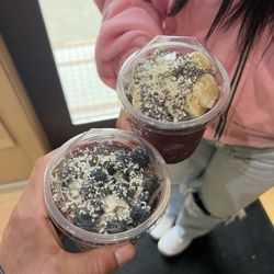 Method Juice Cafe - Açaà base, granola, blueberry, coconut, chia seed, honey, banana
